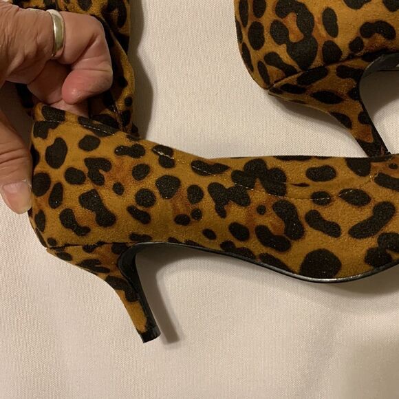 MACKIN Size 7 animal print bootie (above ankle) with kitten heels. - Picture 8 of 10